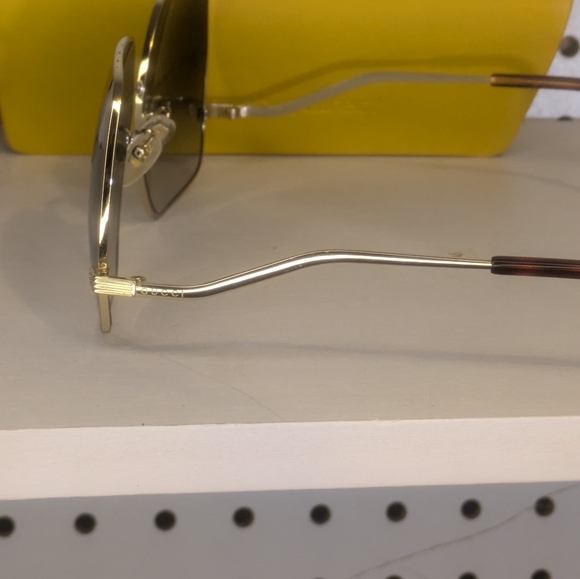 Women's Gucci Sunglasses - Picture 4 of 6